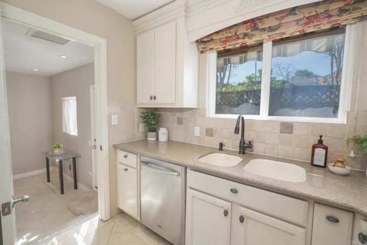 353 Lado De Loma Drive, Vista, California 92083