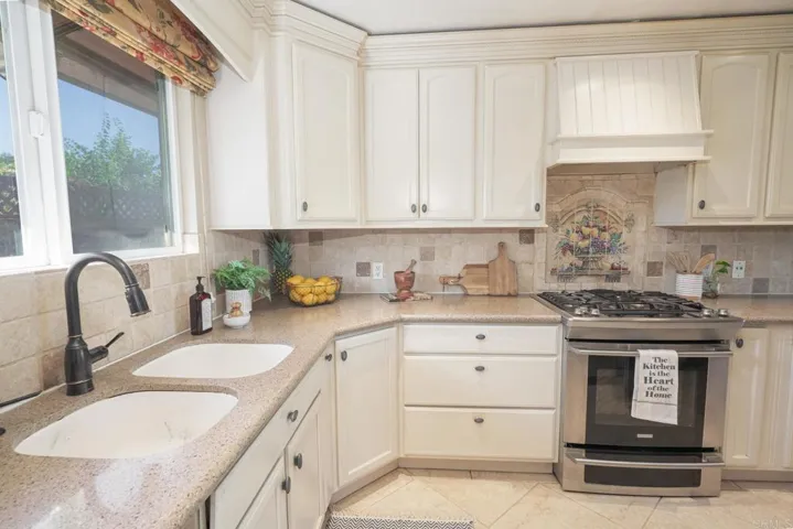 353 Lado De Loma Drive, Vista, California 92083