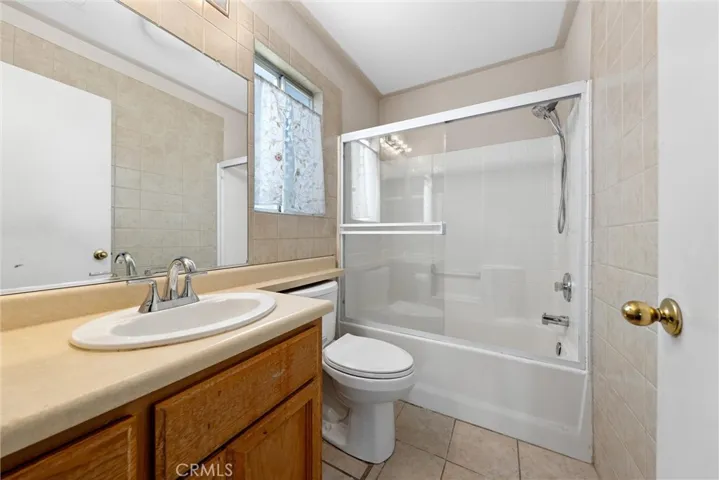 311 Ginger Snap Ln, Bakersfield, California 93307