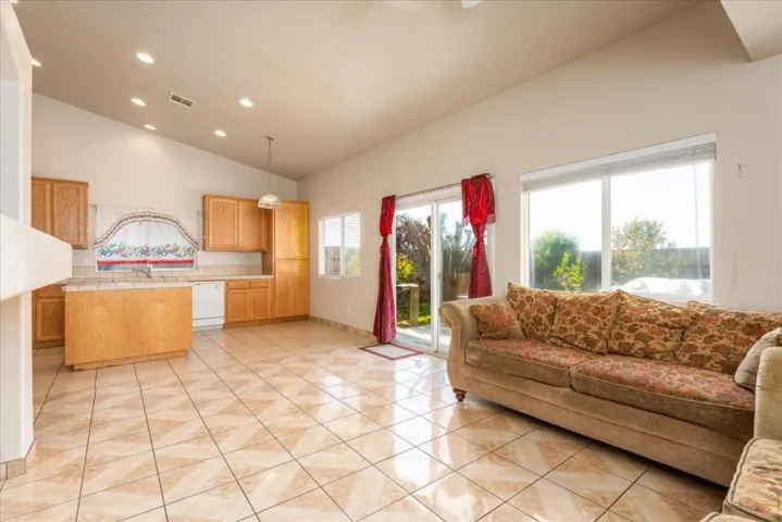 1184 Hazelnut Lane, Madera, California 93637