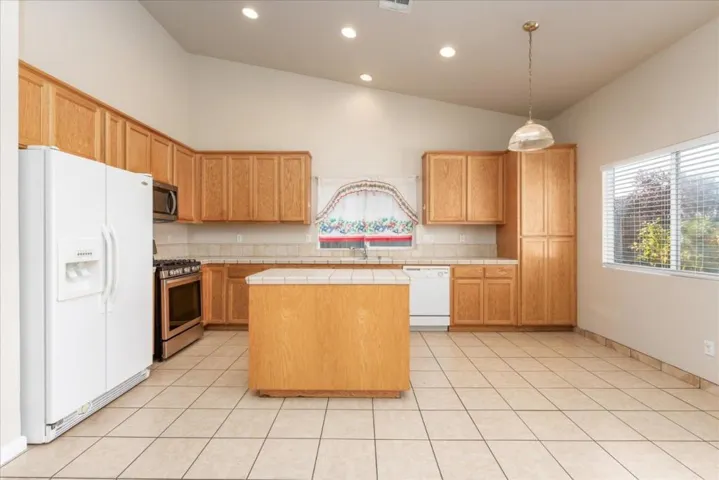 1184 Hazelnut Lane, Madera, California 93637