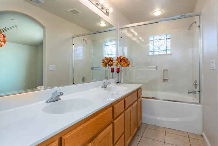 1184 Hazelnut Lane, Madera, California 93637