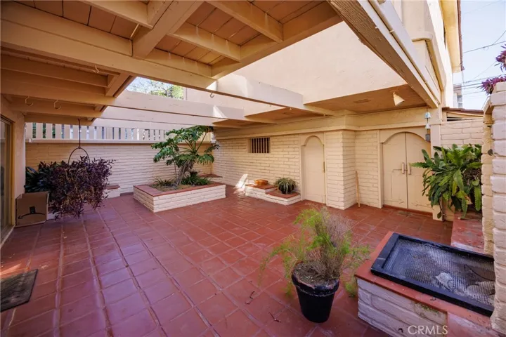 Pavers on the floor, with a raised planter, lots of privacy!