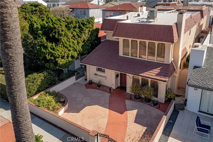 Great overview of the front of the property