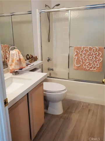Guest Bathroom with tub