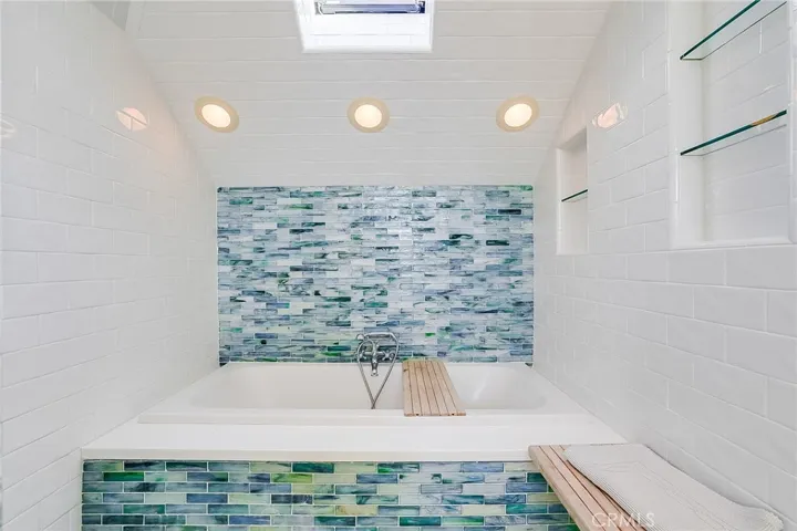 604 Anita Street, Laguna Beach, California 92651