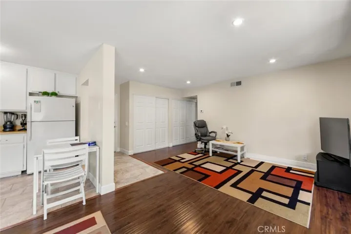 Living Rm & Breakfast