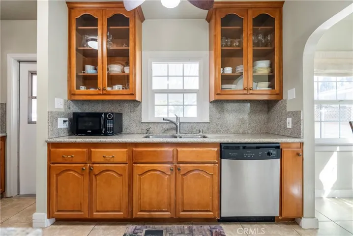 Glass-fronted cabinets and dishwasher!