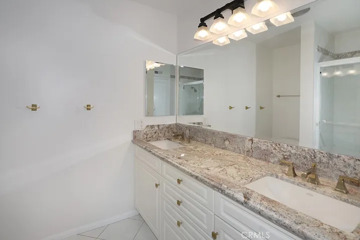 Full bathroom for the 4 guest bedrooms with double sink vanity...