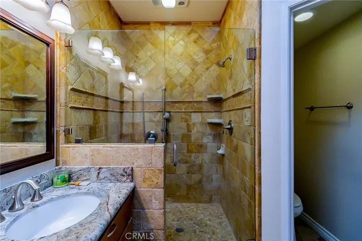 Primary bedroom bathroom.