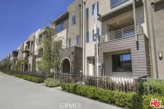 13207 W Lumina Way, Valley Glen, California 91401