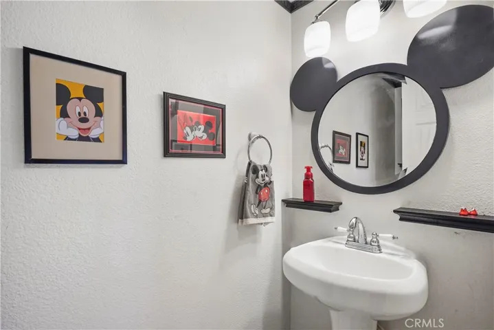 6852 Hatillo Avenue B, Winnetka, California 91306