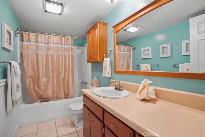6852 Hatillo Avenue B, Winnetka, California 91306