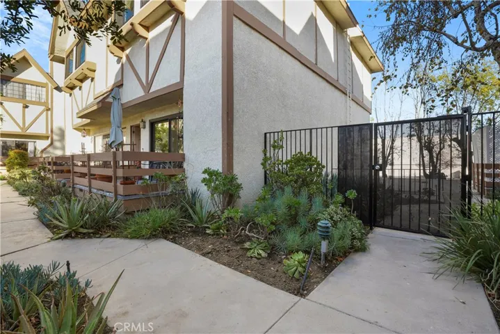 6852 Hatillo Avenue B, Winnetka, California 91306
