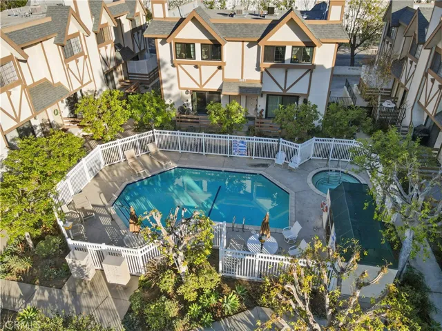 6852 Hatillo Avenue B, Winnetka, California 91306