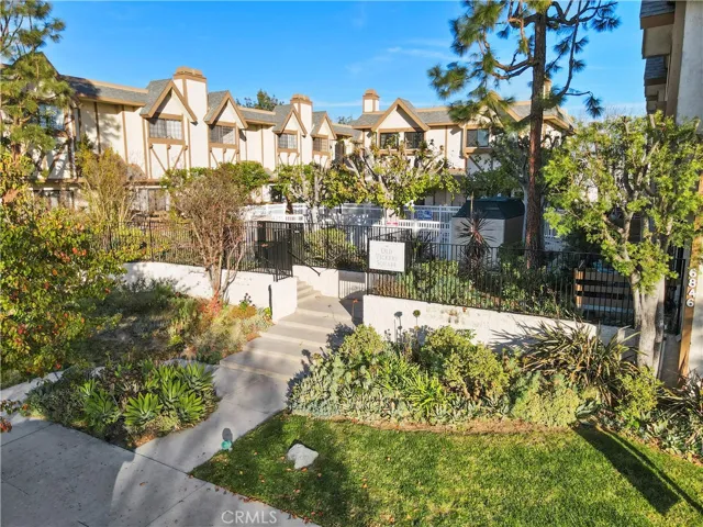 6852 Hatillo Avenue B, Winnetka, California 91306