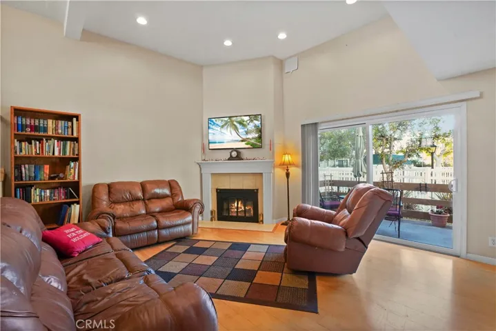 6852 Hatillo Avenue B, Winnetka, California 91306