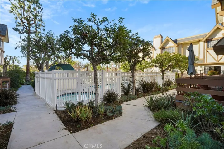 6852 Hatillo Avenue B, Winnetka, California 91306