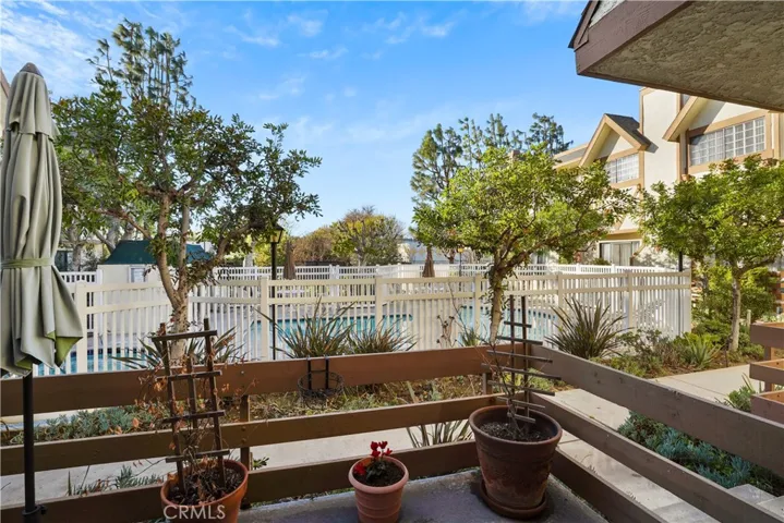 6852 Hatillo Avenue B, Winnetka, California 91306