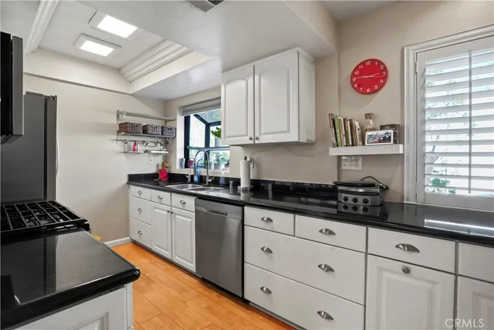 6852 Hatillo Avenue B, Winnetka, California 91306