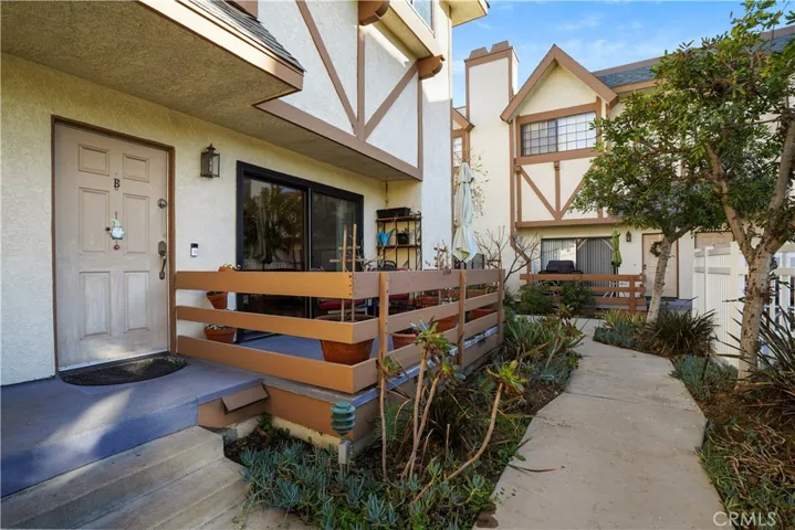 6852 Hatillo Avenue B, Winnetka, California 91306