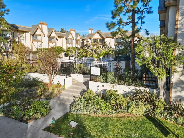 6852 Hatillo Avenue B, Winnetka, California 91306