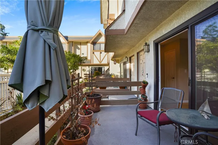 6852 Hatillo Avenue B, Winnetka, California 91306