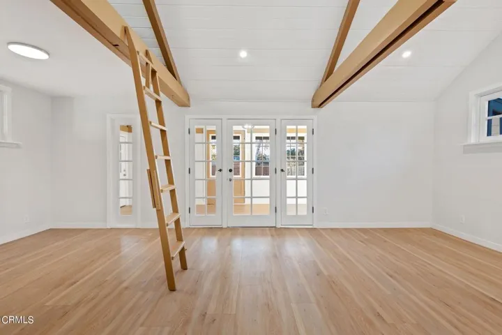 5-web-or-mls-05 - Living Room