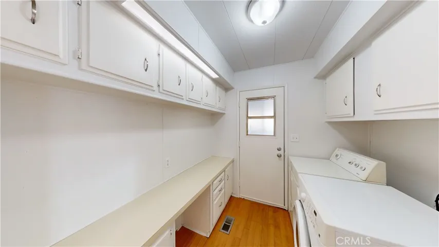 Very LARRGE LAundry Room