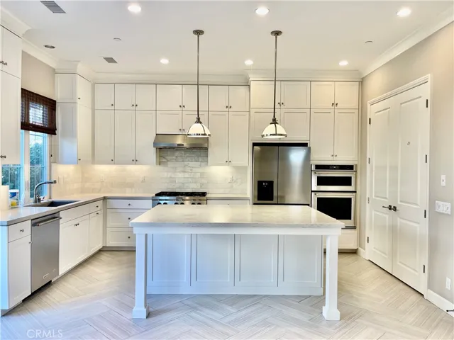 Beautiful kitchen with newer Refrigerator.
