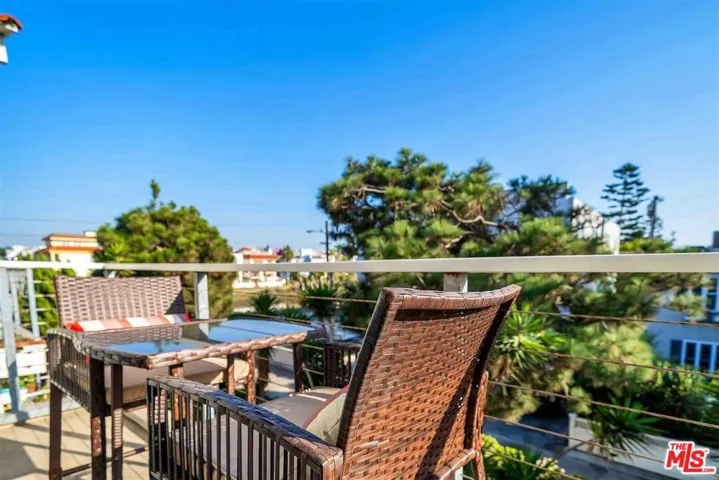 25 Spinnaker Street 12, Marina Del Rey, California 90292