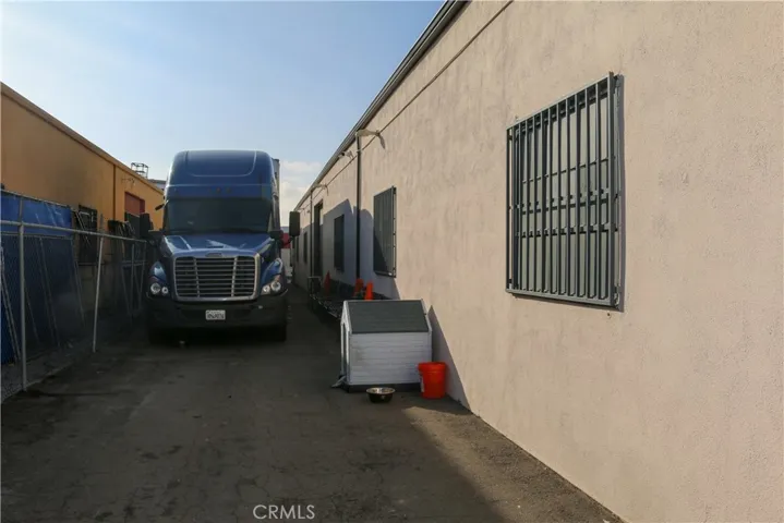 Side driveway entrance to rear of yard