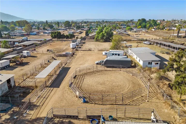Trailer parking, horse arend -Property extends to the trees