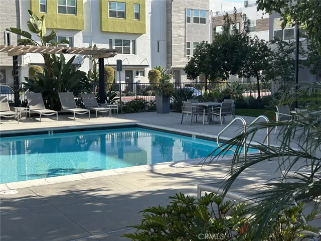 Work on your tan and grab outdoor lunch too