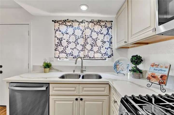 16285 S Summerview Cir 5, Santa Ana, California 92704