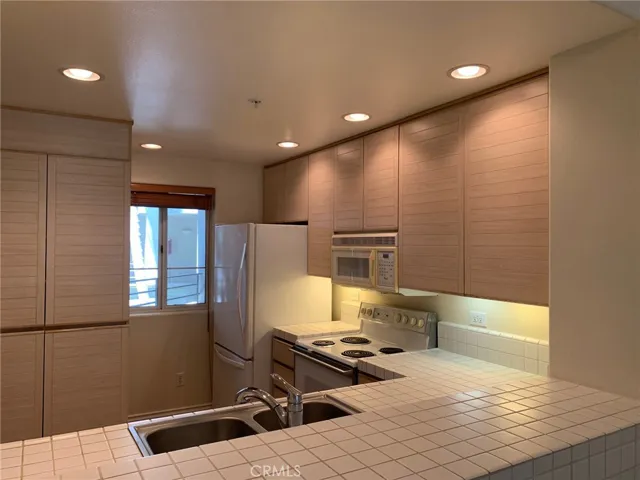 2243 Martin 214, Irvine, California 92612