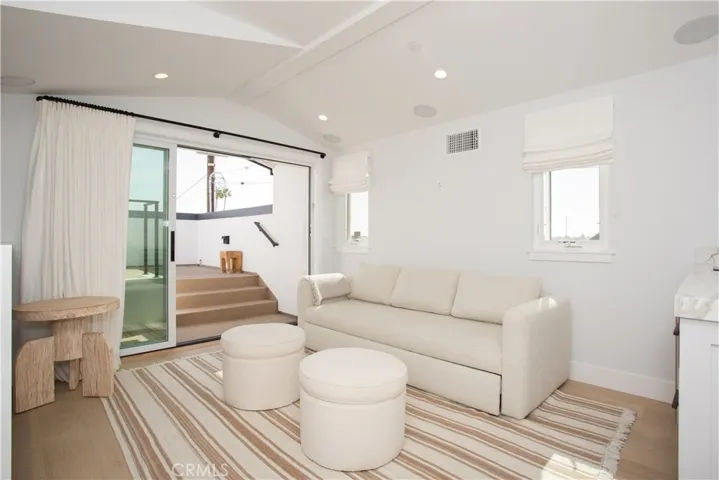 109 Onyx Avenue, Newport Beach, California 92662