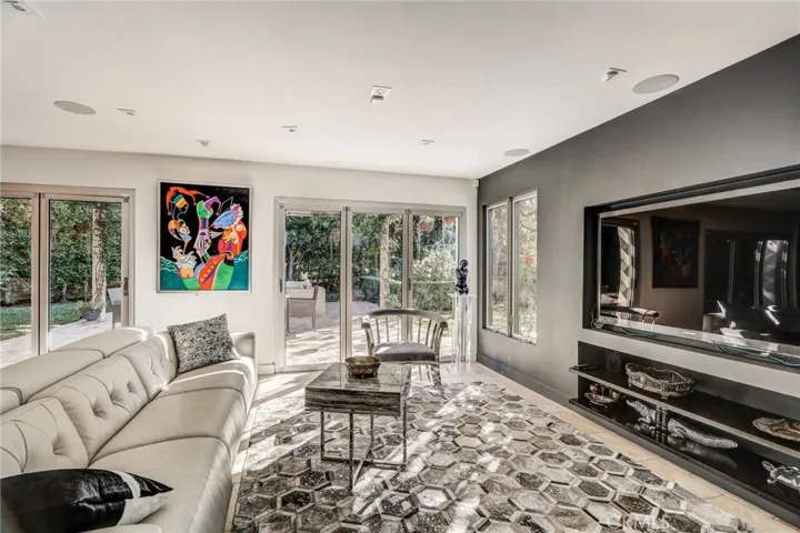 6084 Lake Lindero Drive, Agoura Hills, California 91301