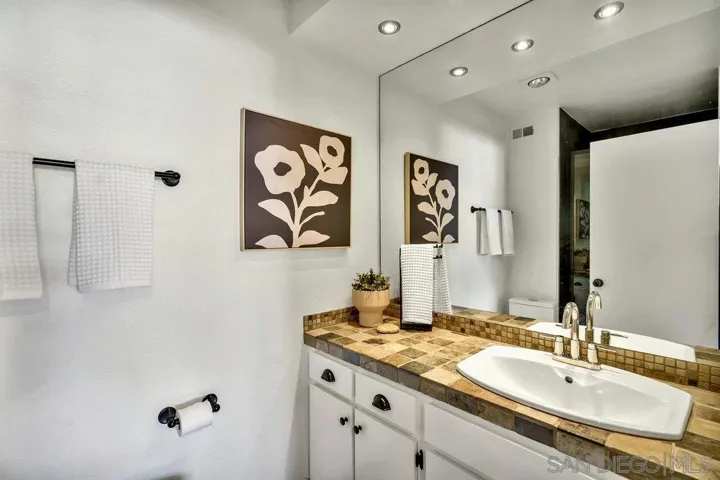 2533 Navarra Dr 1a, Carlsbad, California 92009