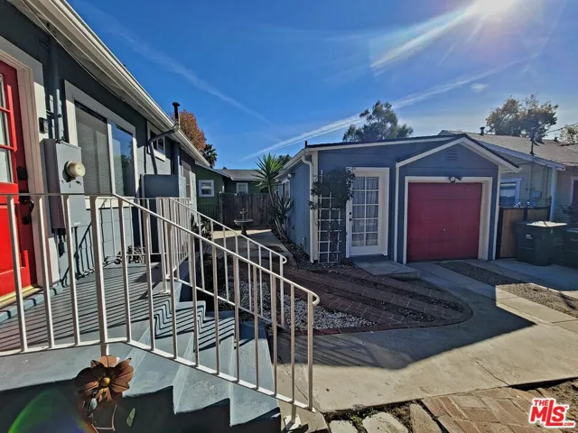 Back patio/Storage garage & laundry room -gated driveway