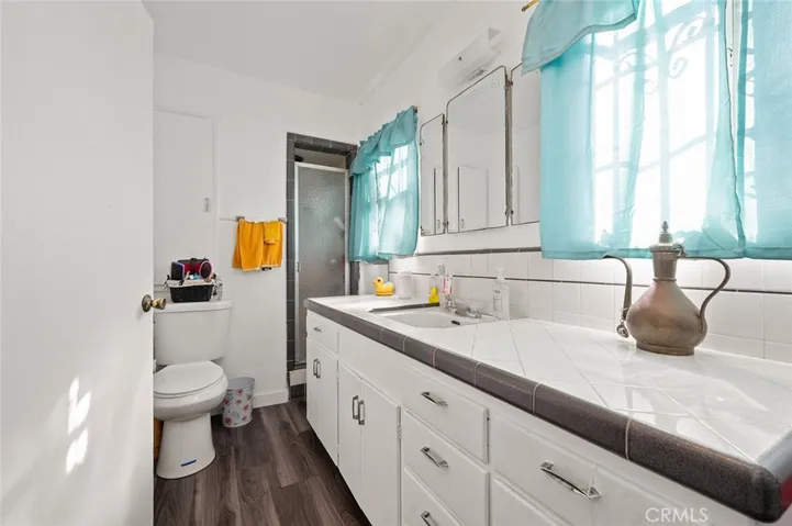 2295 Couts Avenue, Commerce, California 90040