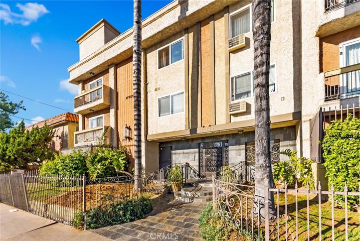 20327 Saticoy Street Unit 112, Winnetka, California 91306