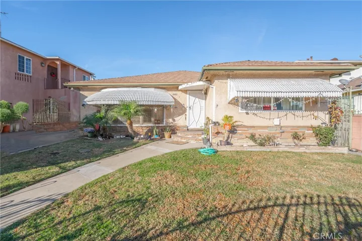Front of Home/Lawn?Gated/Driveway