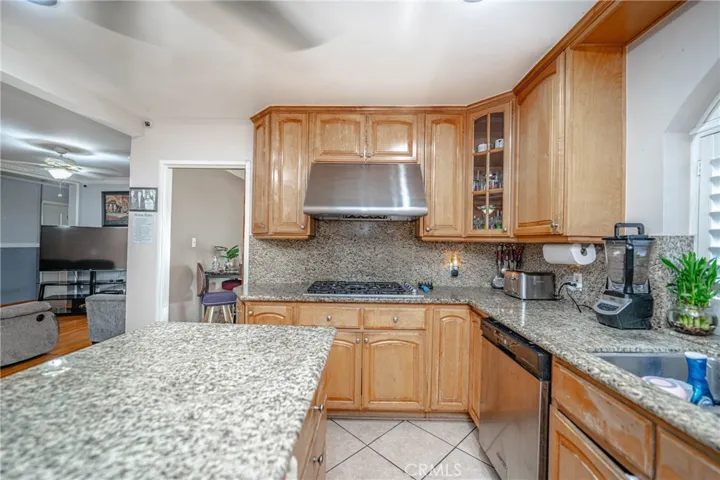 kitchen/Plenty of Cabinets