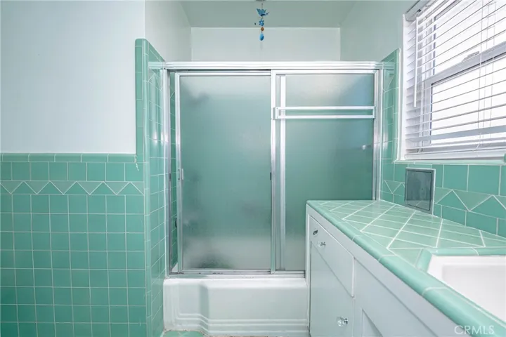 Bathroom #2 Shower/bathtub