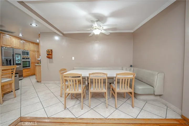 BREAKFAST NOOK/Built-in