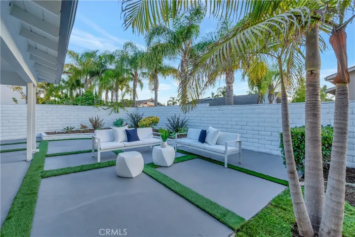 Bright Sunny South West Facing Yard