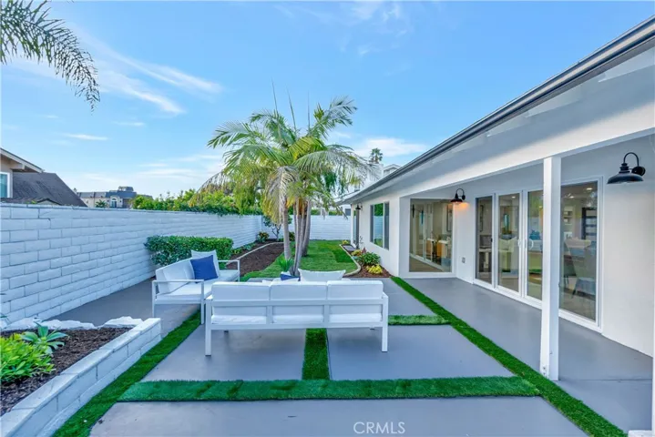 Extraordinary Patio Space With Grass Cut Accents