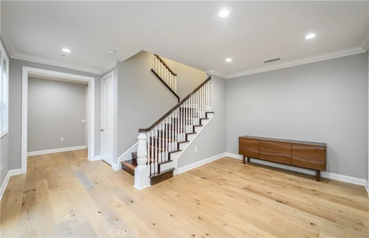 Foyer entrance leads to dining area and into the kitchen