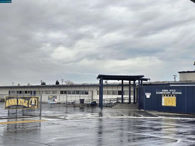 Elementary School nearby